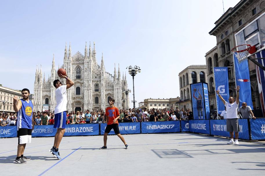 Danilo Gallinari protagonista della NBA Zone in Piazza Duomo a Milano (fotogallery Ciam/Cast)